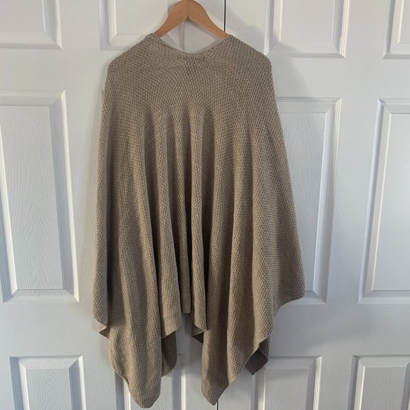 Beautiful Cejon Minimalist Poncho - Picture 11 of 11